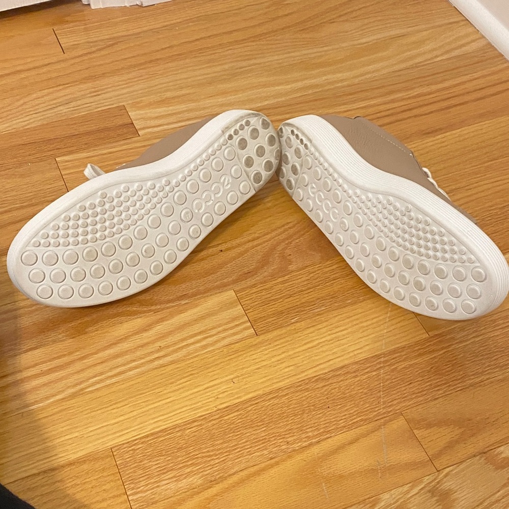 Woman’s Ecco Tan Leather Sneakers - Picture 2 of 5